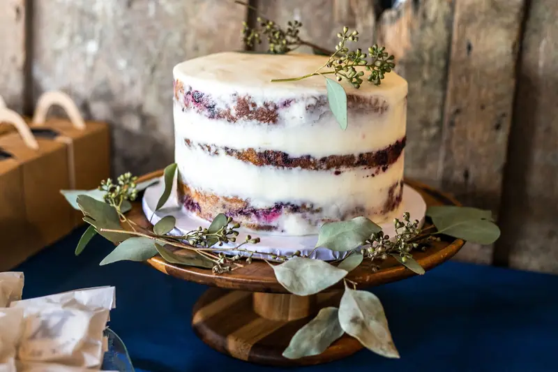Rustikk naken kake med bær og eukalyptus